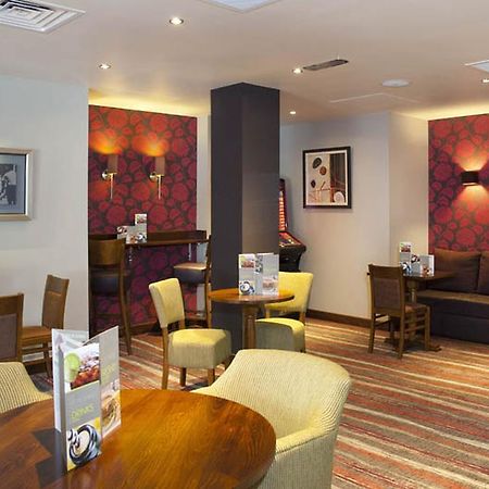 Premier Inn Camberley Buitenkant foto