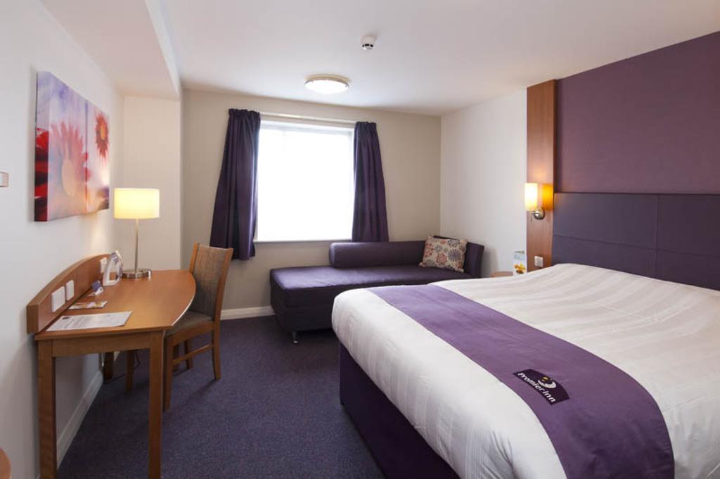 Premier Inn Camberley Buitenkant foto