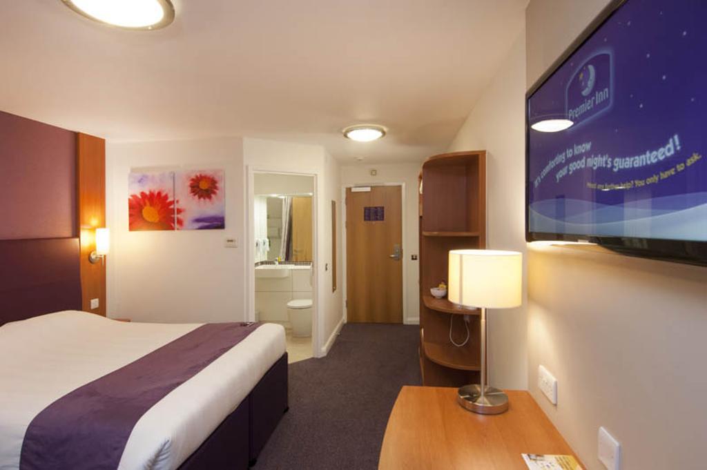 Premier Inn Camberley Buitenkant foto