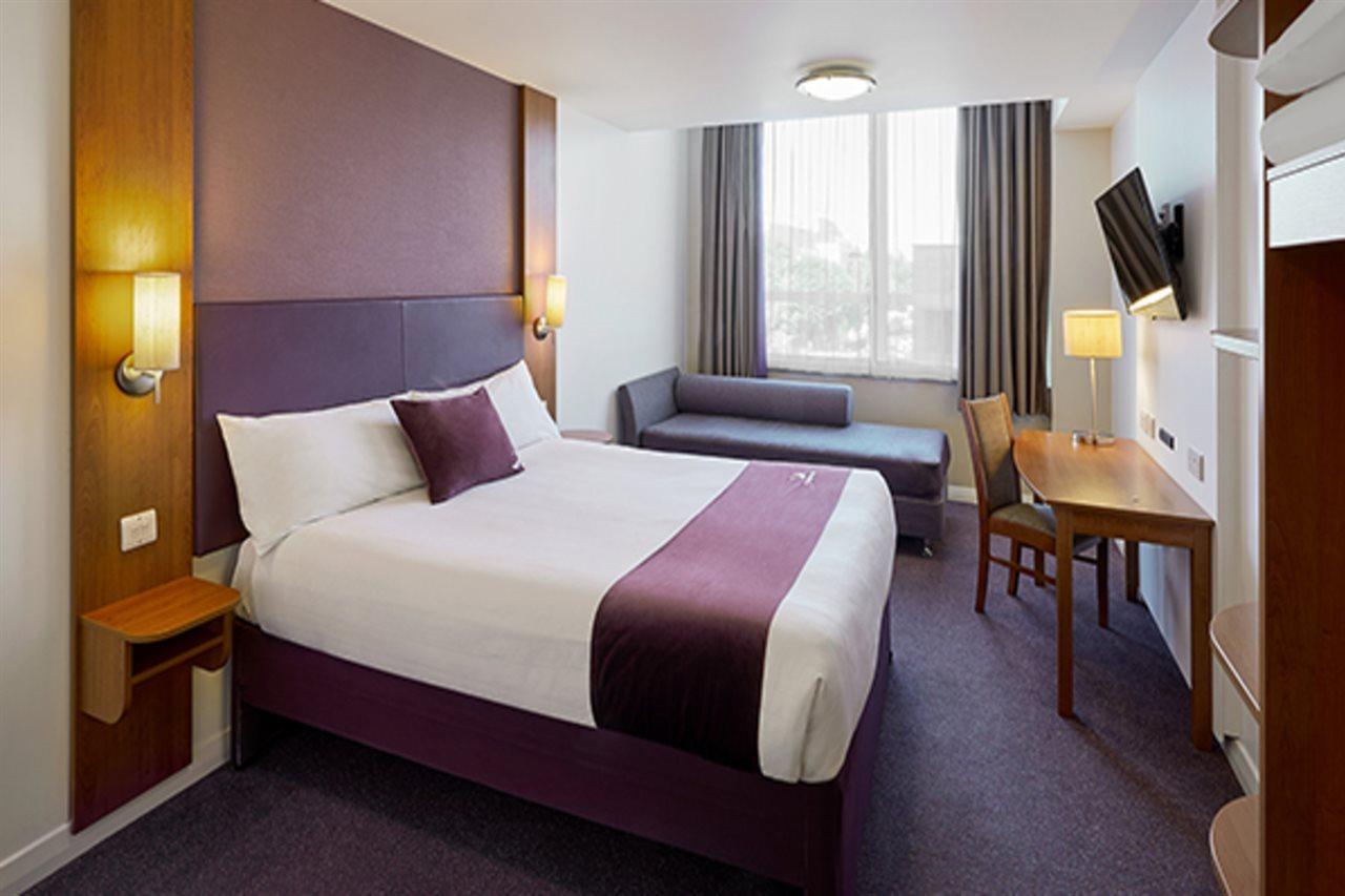 Premier Inn Camberley Buitenkant foto