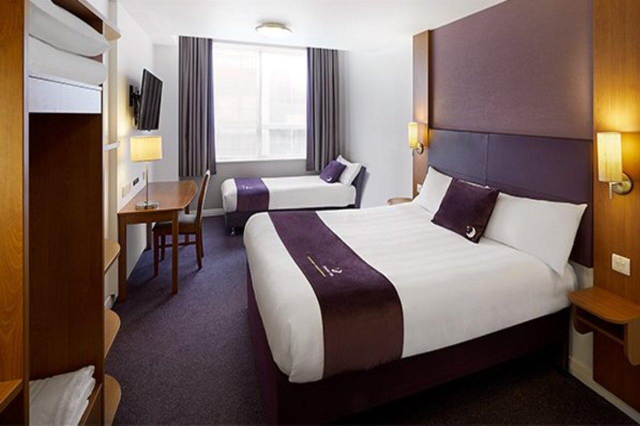 Premier Inn Camberley Buitenkant foto