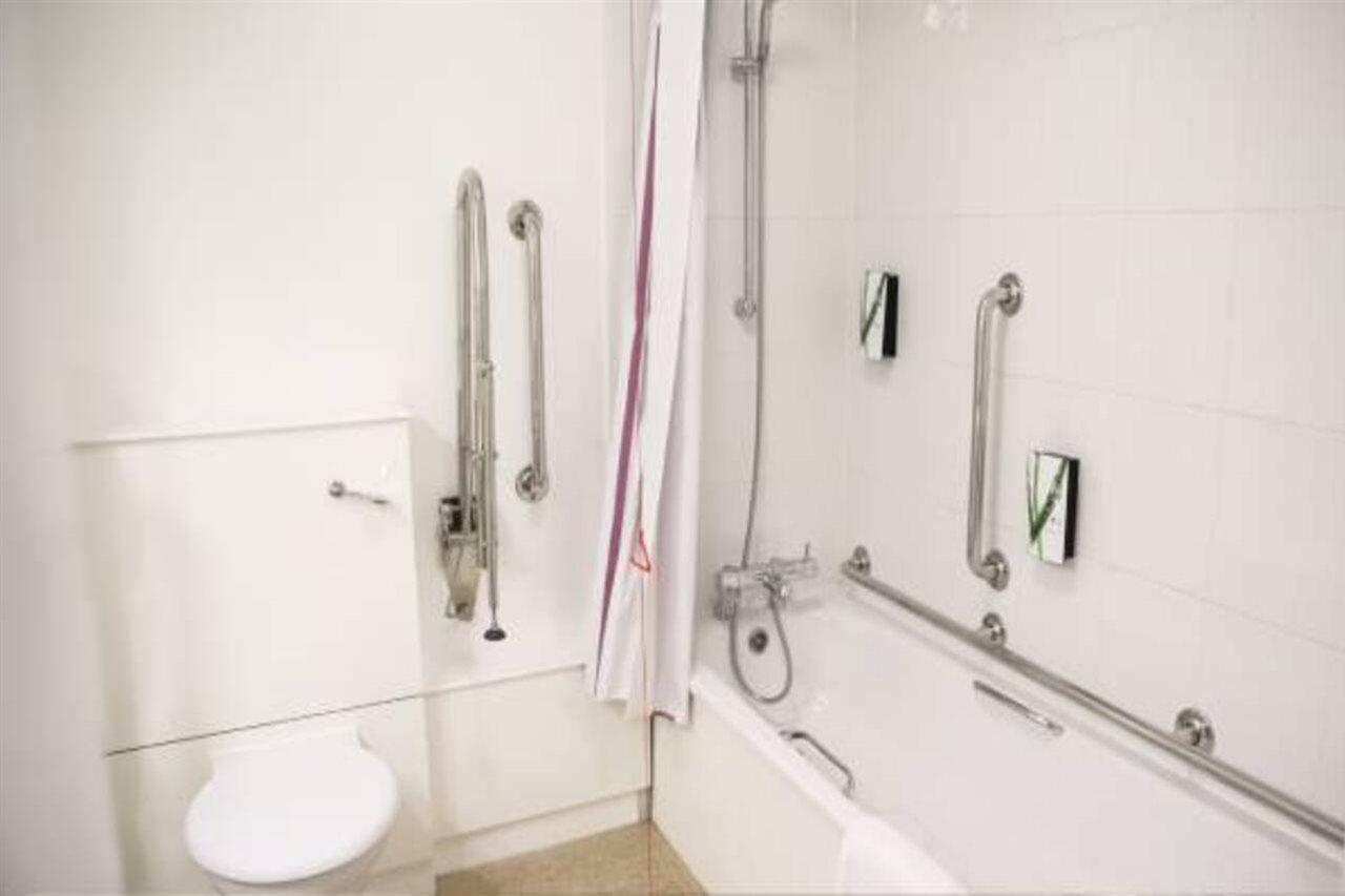 Premier Inn Camberley Buitenkant foto
