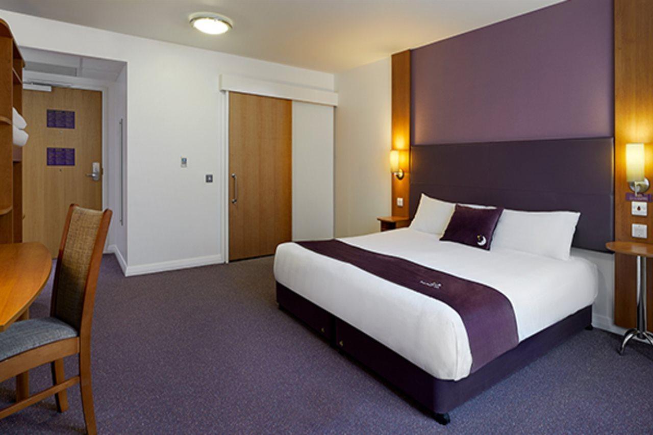 Premier Inn Camberley Buitenkant foto