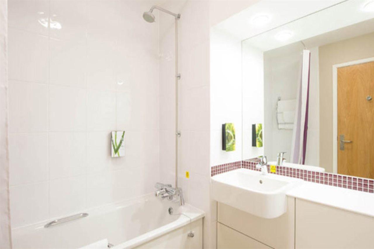 Premier Inn Camberley Buitenkant foto