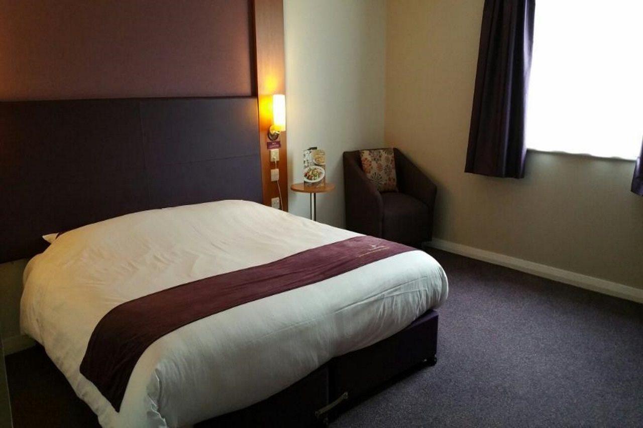 Premier Inn Camberley Buitenkant foto