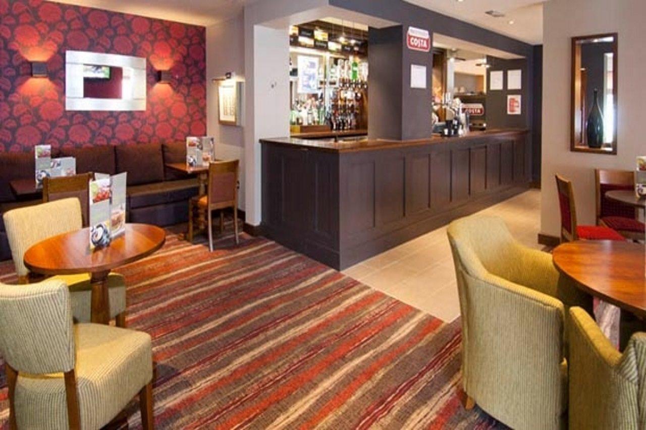 Premier Inn Camberley Buitenkant foto