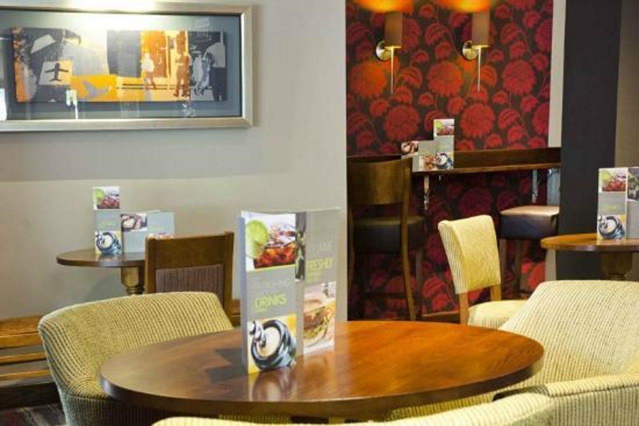 Premier Inn Camberley Buitenkant foto