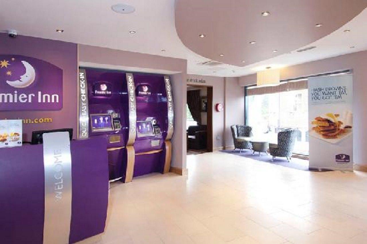 Premier Inn Camberley Buitenkant foto
