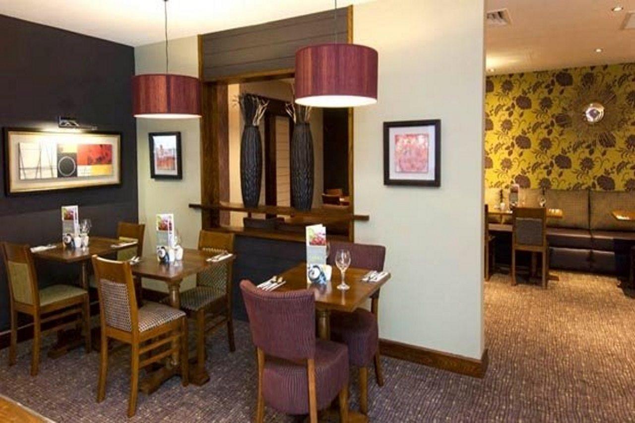 Premier Inn Camberley Buitenkant foto