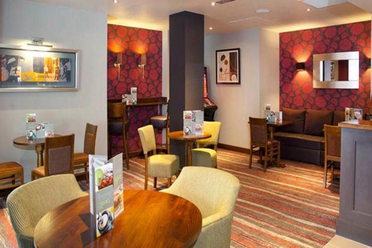 Premier Inn Camberley Buitenkant foto
