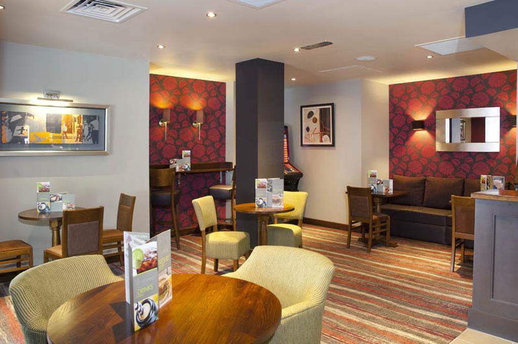 Premier Inn Camberley Buitenkant foto