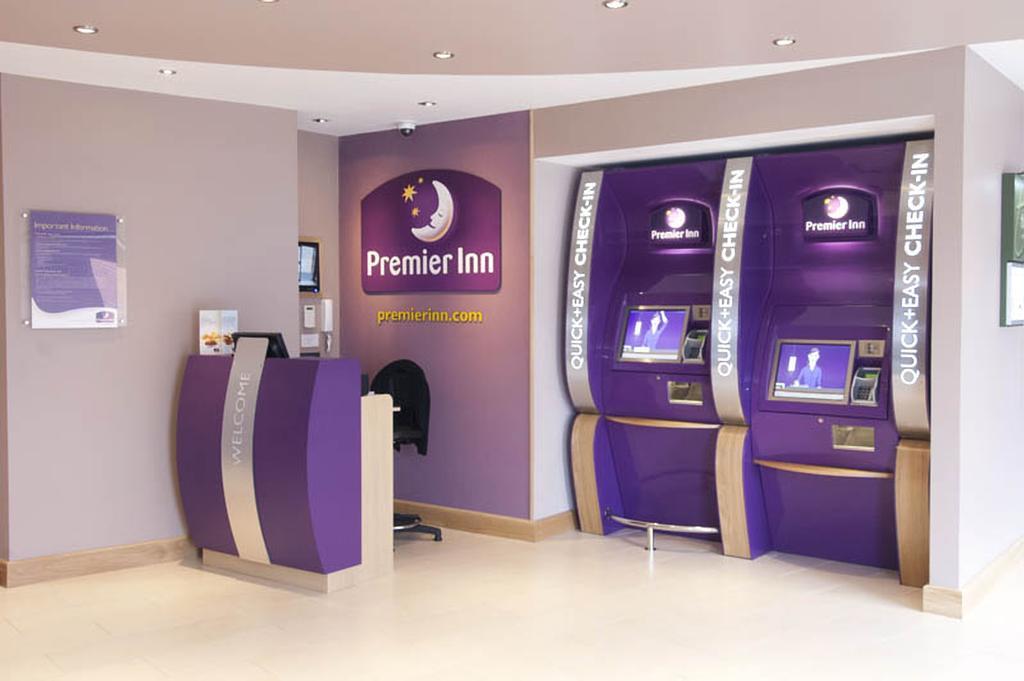 Premier Inn Camberley Buitenkant foto
