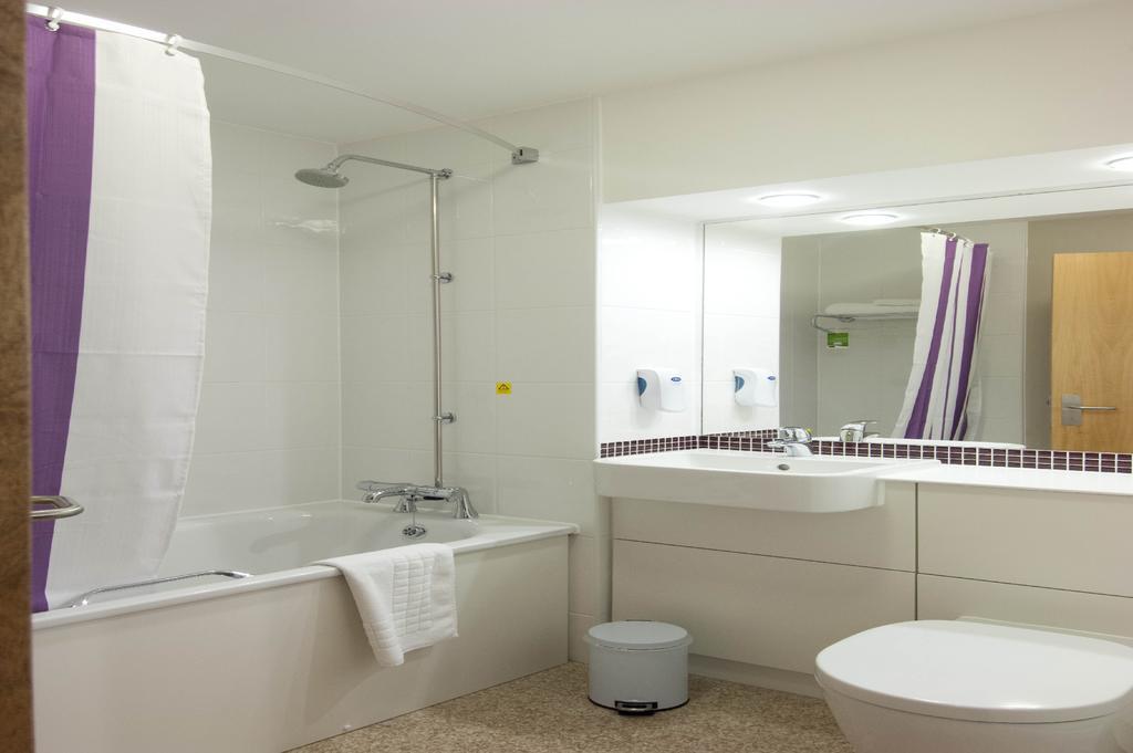 Premier Inn Camberley Buitenkant foto